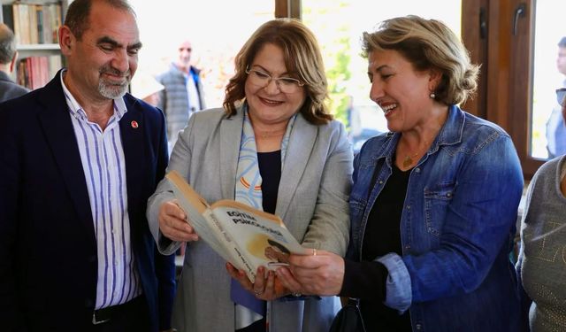 Başkan Gençay, 2 Temmuz Kitap Kafe'nin açılışını yaptı