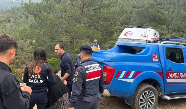 Aydın'da çamura saplanan ambulansı jandarma kurtardı