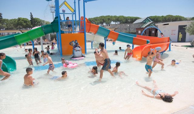 Çocuklar aquaparkta serinliğe doydu, aileler Başkan Çerçioğlu’na teşekkür etti