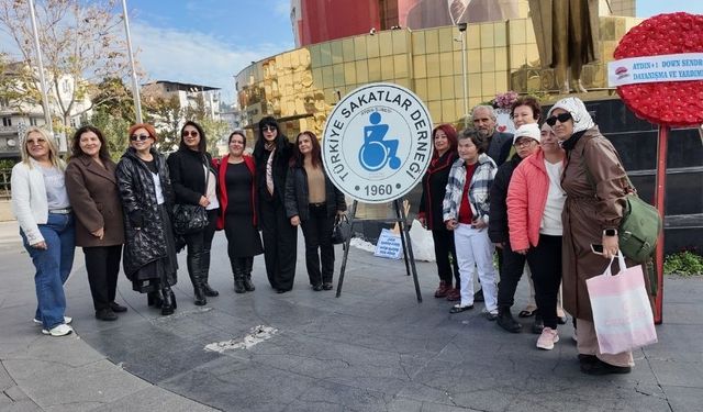 Aydın'da 3 Aralık Dünya Engelliler Günü kapsamında Atatürk Anıtı'na çelenk bırakıldı