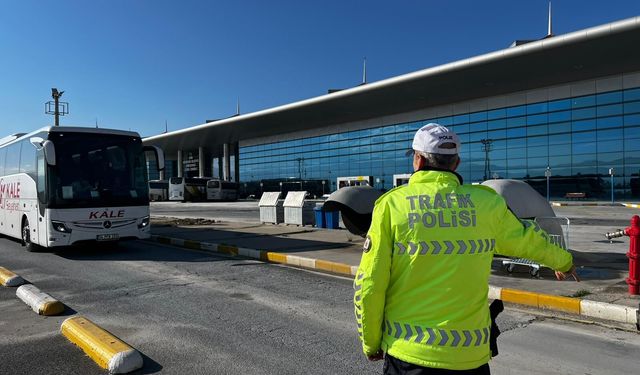 Aydın polisinden, şehirlerarası yolcu otobüslerinde bilgilendirme faaliyeti!