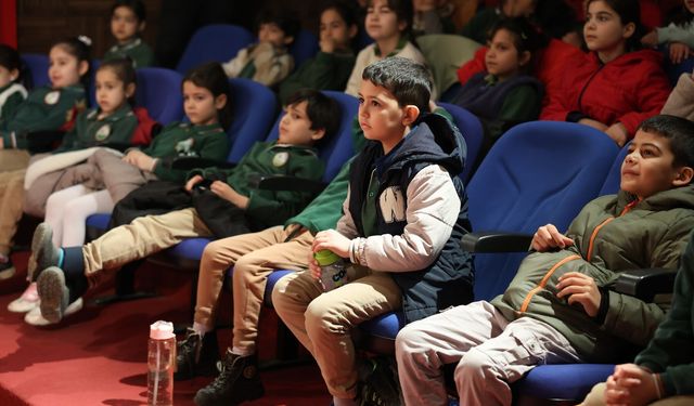 Başkan Çerçioğlu Koçarlı'da minikleri tiyatroyla buluşturdu