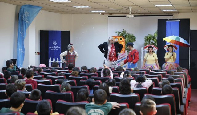 Başkan Çerçioğlu Köşk’te minikleri tiyatroyla buluşturdu