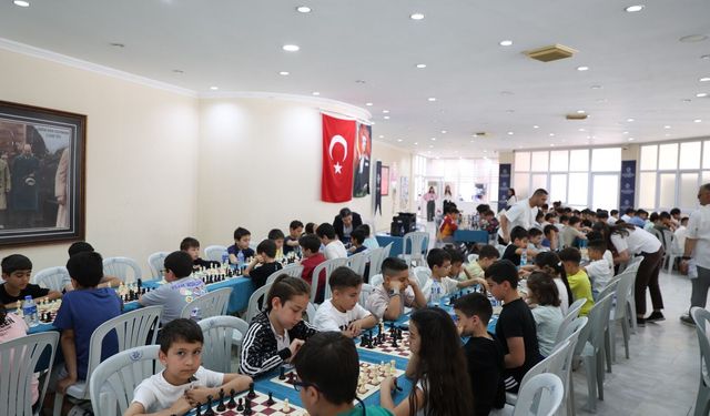 Başkan Çerçioğlu'nun destekleri ile satranç öğrenen öğrenciler hamlelerini yarıştırdı