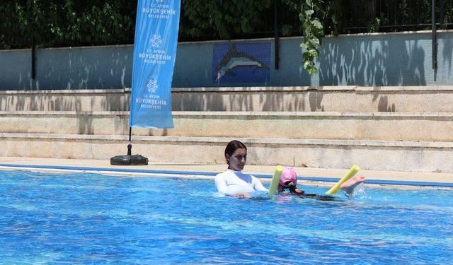 Başkan Çerçioğlu'nun öncülüğünde otizmli çocuklar yüzmeyle güçleniyor