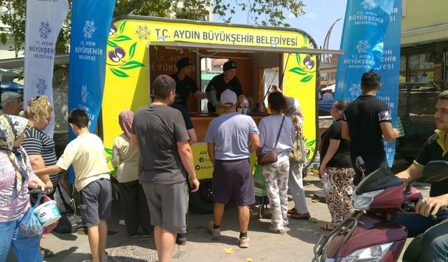 Başkan Çerçioğlu'ndan pazarcı esnafları ve vatandaşlara limonata ikramı