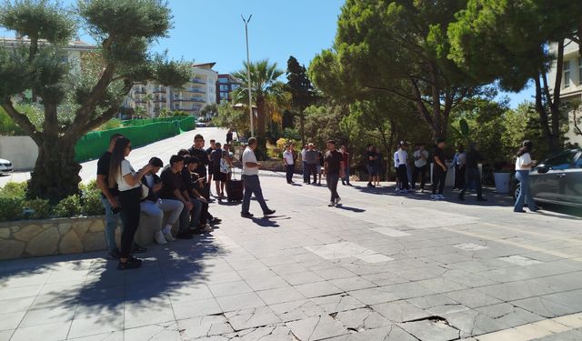 Kuşadası’nda otel çalışanları eylem başlattı: “Hakkımızı arayacağız!”