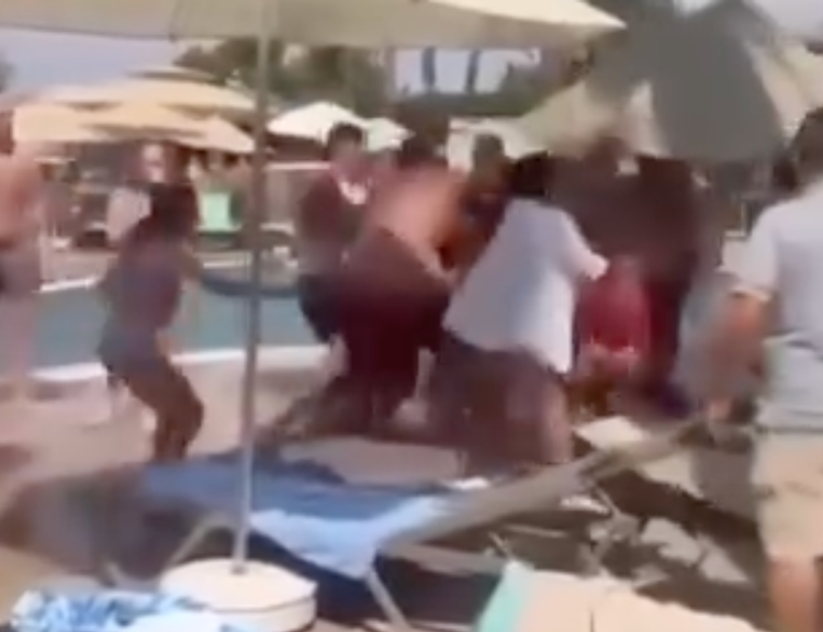 Kuşadası'nda tatilciler yumruk yumruğa birbirine girdi
