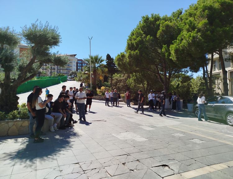 Kuşadası’nda otel çalışanları eylem başlattı: “Hakkımızı arayacağız!”