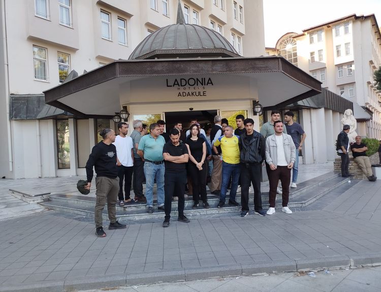 Ladonia Hotel Adakule çalışanları yeniden otel önünde!