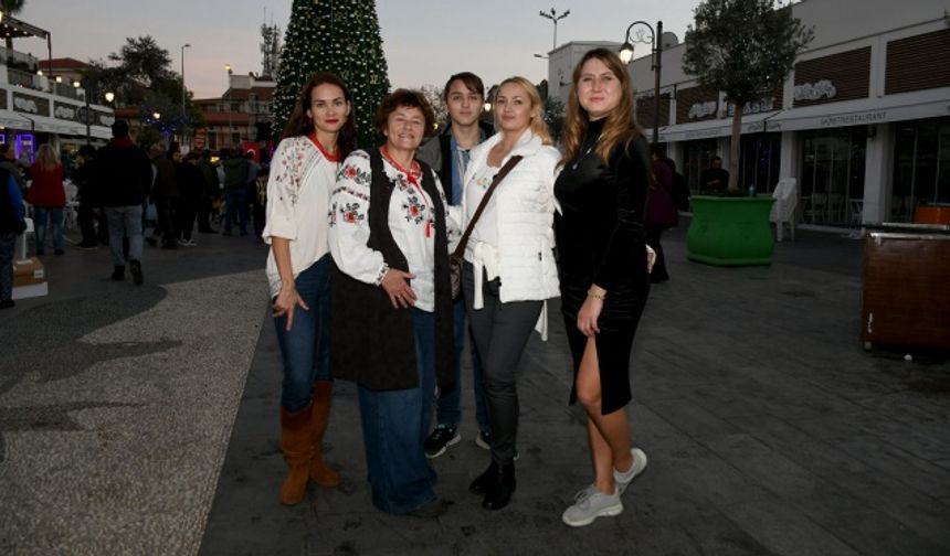 Kuşadası Belediyesi ile Kuşadası Kent Konseyi tarafından kentte yaşayan yerleşik yabancılar ve Kuşadalılar için ‘Kış Festivali’ düzenlenerek yeni yıl kutlaması yapıldı. Renkli görüntülere sahne olan festivalde, kurulan stantlarda yiyecek, içecek ve hediyelik eşyalar satıldı. Çocuklar, Noel baba kostümü giymiş animatörler ile hatıra fotoğrafı çektirirken, yetişkinler Kuşadası Kent Orkestrası’nın çaldığı şarkılar eşliğinde dans etti.