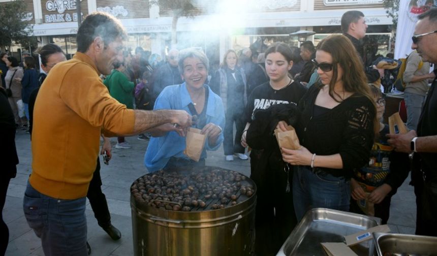 Kuşadası Belediyesi ile Kuşadası Kent Konseyi tarafından kentte yaşayan yerleşik yabancılar ve Kuşadalılar için ‘Kış Festivali’ düzenlenerek yeni yıl kutlaması yapıldı. Renkli görüntülere sahne olan festivalde, kurulan stantlarda yiyecek, içecek ve hediyelik eşyalar satıldı. Çocuklar, Noel baba kostümü giymiş animatörler ile hatıra fotoğrafı çektirirken, yetişkinler Kuşadası Kent Orkestrası’nın çaldığı şarkılar eşliğinde dans etti.