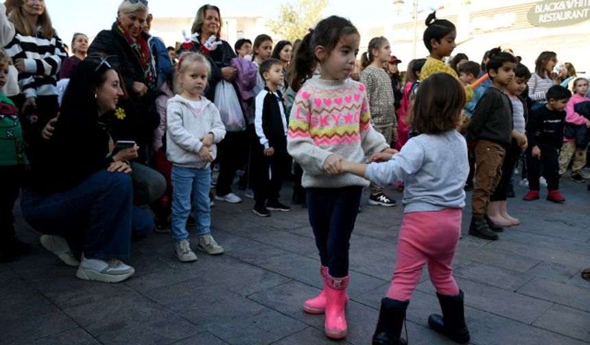 Kuşadası Belediyesi ile Kuşadası Kent Konseyi tarafından kentte yaşayan yerleşik yabancılar ve Kuşadalılar için ‘Kış Festivali’ düzenlenerek yeni yıl kutlaması yapıldı. Renkli görüntülere sahne olan festivalde, kurulan stantlarda yiyecek, içecek ve hediyelik eşyalar satıldı. Çocuklar, Noel baba kostümü giymiş animatörler ile hatıra fotoğrafı çektirirken, yetişkinler Kuşadası Kent Orkestrası’nın çaldığı şarkılar eşliğinde dans etti.