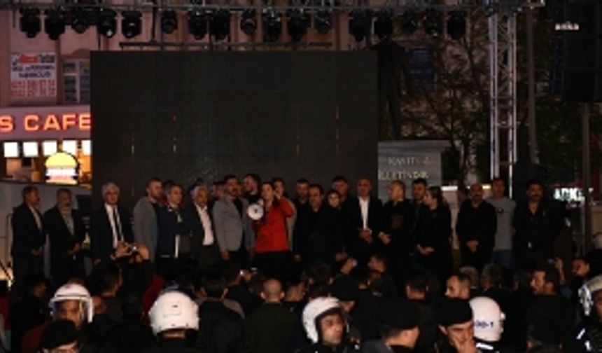 MHP'li vekil polis eşliğinde sahneyi bastı