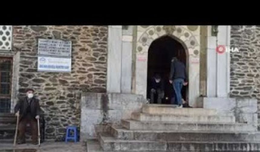 İzmir'de 700 yıllık camide, yağmura karşı "kovalı çözüm"