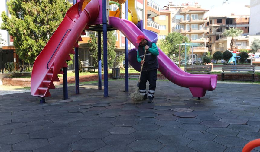 Efeler'in parkları temizleniyor