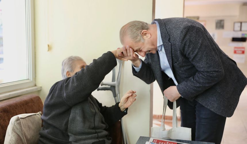 Başkan Atabay huzurevindeki yaşlılarla sohbet etti