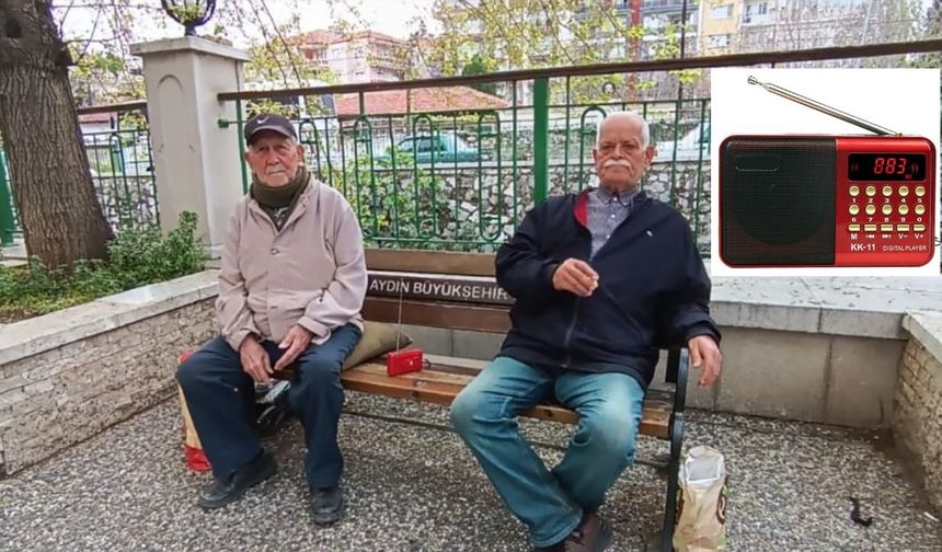 Eski günleri küçük bir radyo ile yâd ediyorlar