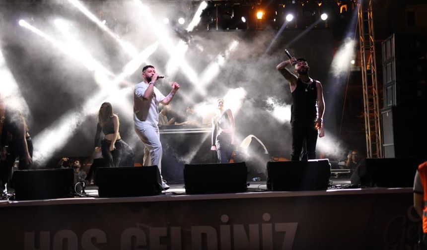 Germencik Kurtuluş Kuş ve Burak Bulut'la coştu