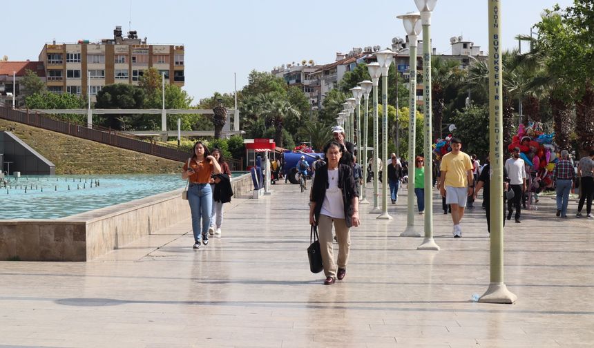 Seçim yoğunluğundan sonra normal yaşantısına dönmeye çalışan Aydınlıların yüzünde tebessümden ziyade endişe olduğu görüldü.