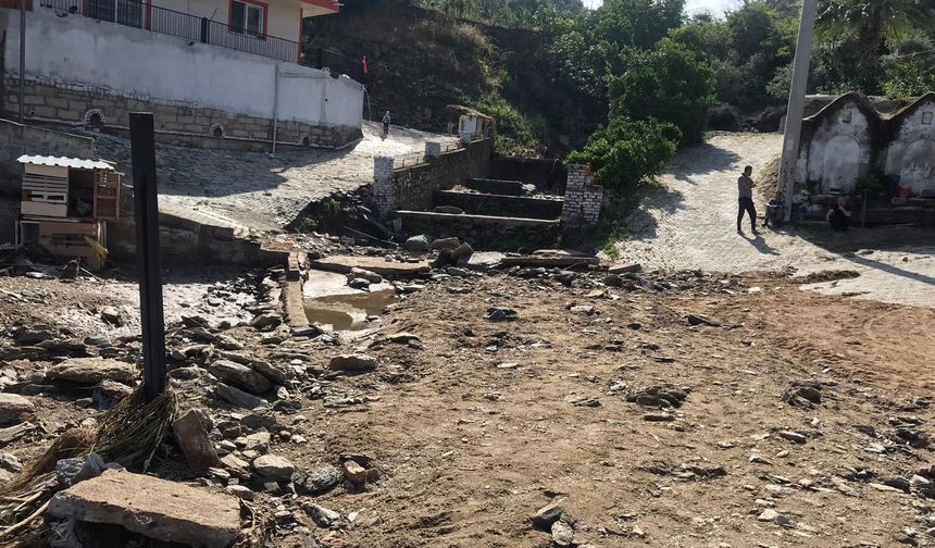  Dün ikindi saatlerinde başlayan sağanak yağış Koçarlı ve İncirliova ilçeleri başta olmak üzere birçok noktada hayatı olumsuz etkiledi. 