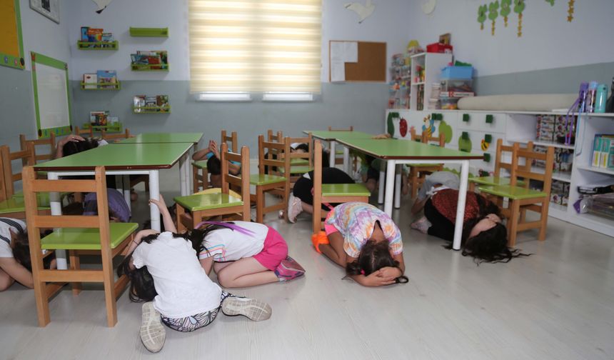 Efelerli çocuklar deprem bilinciyle büyüyor