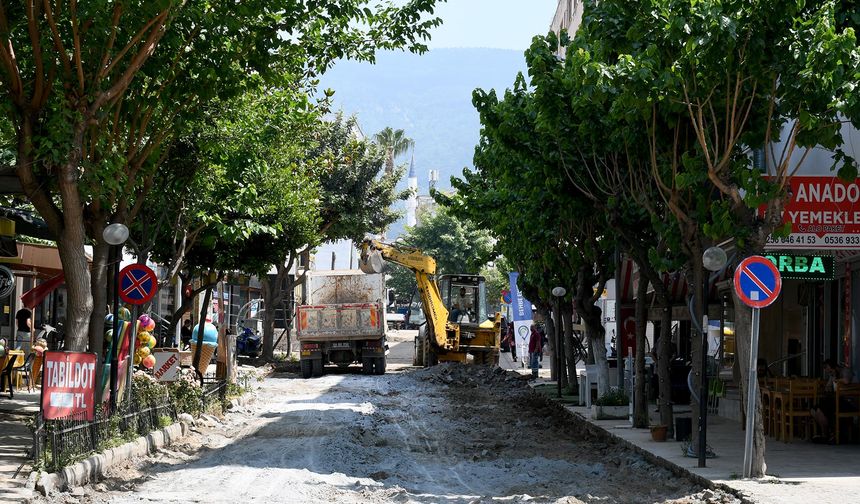 Kuşadası Güzelçamlı'da yenileme çalışmalarını sürdürüyor