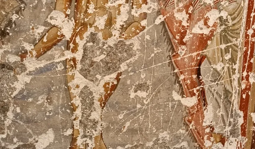 Latmos bölgesinde binlerce yıl öncesine ait yeni kaya resimleri keşfedilirken daha önce bulunan İsa ve havarilerinin resmedildiği fresklerin kimliği belirsiz kişilerce tahrip edildiği görüldü. Bölge ve Türkiye topraklarının tarihi açısından önem arz eden tarihi yapıların zarar görmüş olması doğaseverleri üzdü.