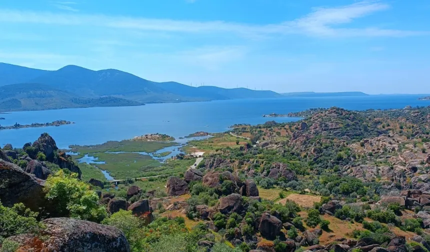 Bafa Gölü’nün doğusunda, Aydın ve Muğla sınırları içerisinde, Batı Menteşe Dağları sisteminde yer alan 124 kilometre büyüklüğündeki Latmos, doğal ve kültürel kaynak değerleri bakımından Türkiye’nin önemli alanları içerisinde yer alıyor. Yaz aylarının gelmesiyle beraber gezi rotası belirleyen doğaseverler Latmos bölgesini de listeleri arasına almaya başladı. Günümüzde Beşparmak Dağları olarak biline antik adıyla Latmos bölgesi tarih boyunca Antik Herakleia ve Myus’tan gelerek Alinda ve Amyzon gibi önemli antik kentlere ulaşan antik yollarına ev sahipliği yaptı.