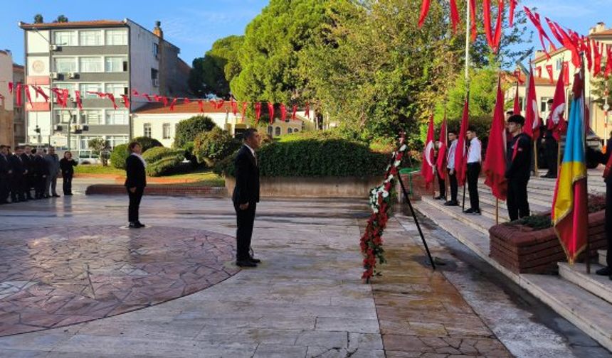 Öğretmenler Atatürk Anıtı'na çelenk sunumu gerçekleştirdi