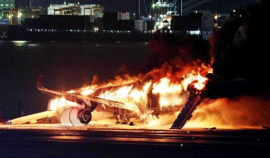 Japonya'da yolcu uçağı ile sahil güvenlik uçağı çarpıştı