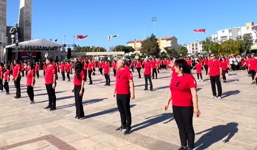 Didim'de 101 kişi aynı anda zeybek oynadı