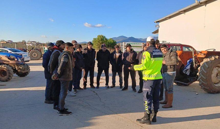 Karacasu'da traktör sürücülerine reflektör eğitimi verildi