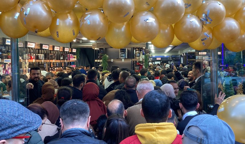 Aydın'da AVM açılışı kaosa dönüştü: Trafik kilitlendi, sıra kavgaları yaşandı