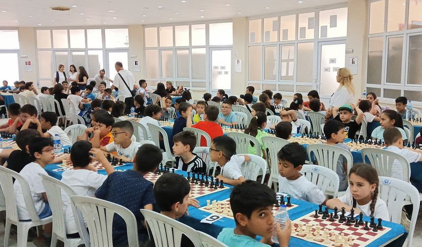 Başkan Çerçioğlu'nun destekleri ile satranç öğrenen öğrenciler hamlelerini yarıştırdı