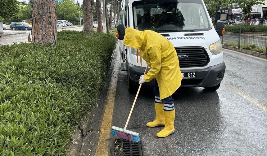 Didim'de yağış sonrası mazgallar temizlendi
