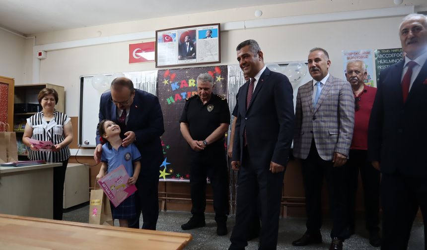 Aydın'da öğrenciler karnelerini aldı!