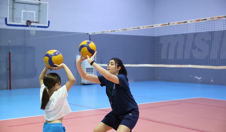 Başkan Çerçioğlu minik sporcuları voleybolla buluşturuyor