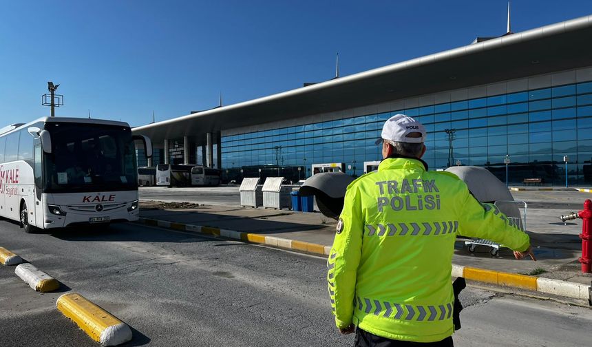Aydın polisinden, şehirlerarası yolcu otobüslerinde bilgilendirme faaliyeti!