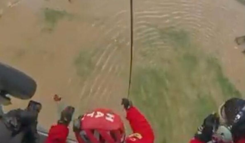 Aydın'da selde mahsur kalan bir vatandaş, helikopterle kurtarıldı