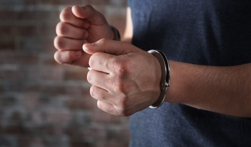 Kuşadası’nda kuyumcuda suçüstü: 32 suç kaydı bulunan şahıs tutuklandı