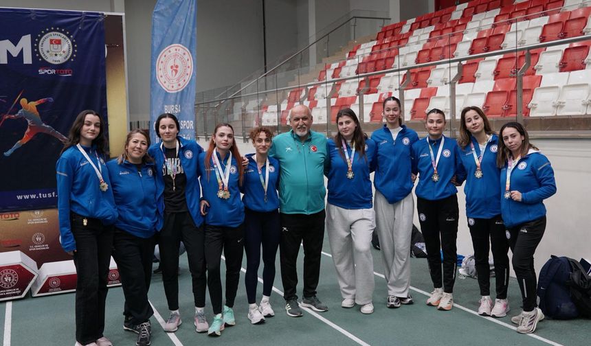 ADÜ'lü öğrencilerin madalya sevinci