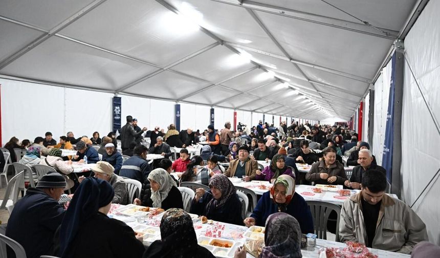 Başkan Çerçioğlu Atatürk Kent Meydanı'nda kurulan iftar sofrasında vatandaşlarla bir araya geldi