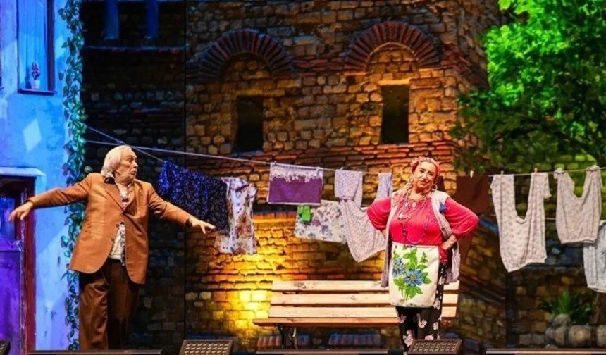 Sanatçı Müjdat Gezen oyun sırasında fenalaştı