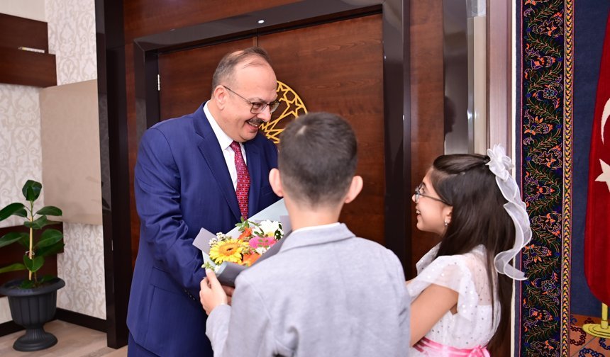 Vali Canbolat'tan 23 Nisan Ulusal Egemenlik ve Çocuk Bayramı mesajı