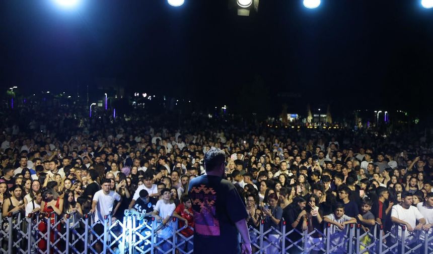 Başkan Çerçioğlu’ndan Mimar Sinan Parkı’nda müzik dolu yaz akşamı