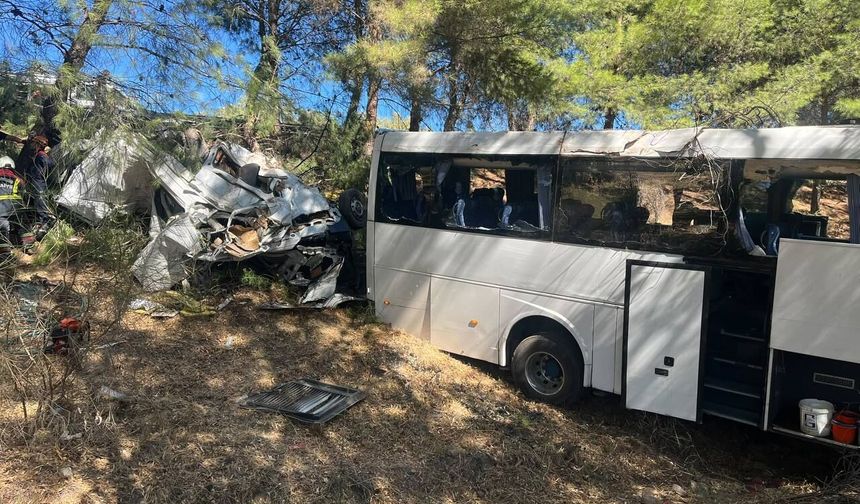 Germencik'te tur otobüsü ve minibüs çarpıştı!